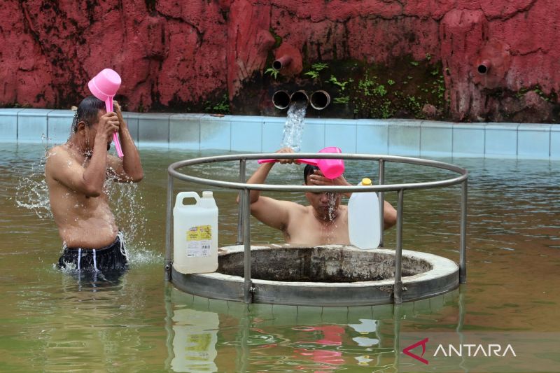 Mandi Malam Tak Jadi Penyebab Rematik, Ini Penjelasan Ahli