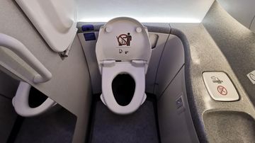 Terungkap! Rahasia Ke Mana Perginya Kotoran Toilet Pesawat Saat Terbang