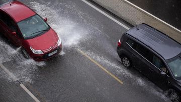 Bahaya Aquaplaning: Ini Cara Mencegah Kendaraan Terpeleset di Hujan