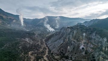 Blue Fire di Papandayan: Gas Belerang Terbakar, Warga Diingatkan Jauhi