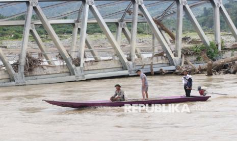 Jembatan Rusak di Nagan Raya: Warga Andalkan Perahu