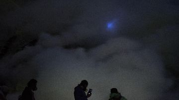 Badan Geologi Peringatkan Blue Fire Papandayan: Gas Beracun Mengancam