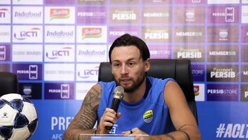 Marc Klok Pensiun di Persib: Analisis Ambisi Kapten yang Tak Ada Habisnya