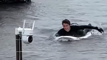 Viral: Pria Ini Asyik Surfing Saat Banjir Terjang New Jersey