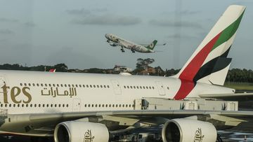 Geger Air Bocor di Kabin Emirates, Penumpang Bertahan Pakai Selimut