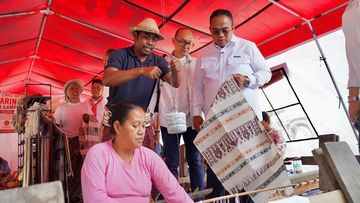 PNM dan BRINS Nyalakan Harapan Perajin Tenun Sade Setelah Kebakaran