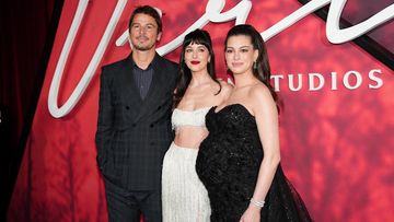 Prestisius! Anne Hathaway & Dakota Johnson Sapa Publik di Premier Verity