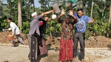 Tradisi Mohon Hujan di Jawa: Siram Dawet Cendol & Basuh Pelana